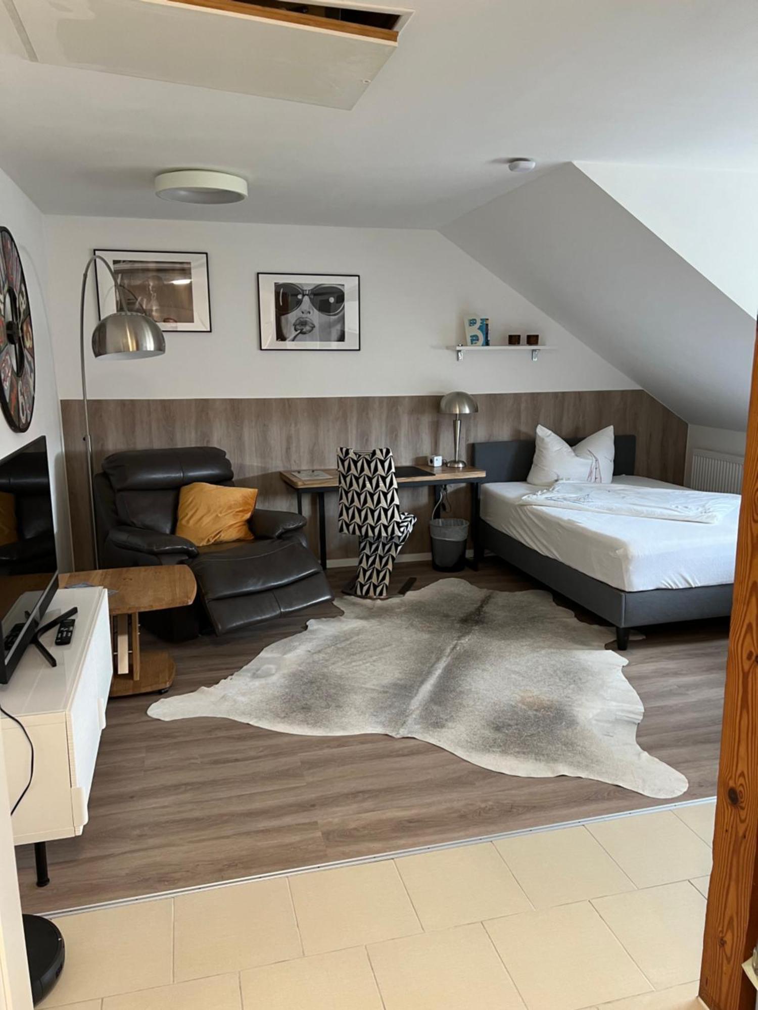 Grosse Gemuetliche Ferienwohnung Mit Klimaanlage, Parkplatz Inklusive Top ! Fuerth Luaran gambar