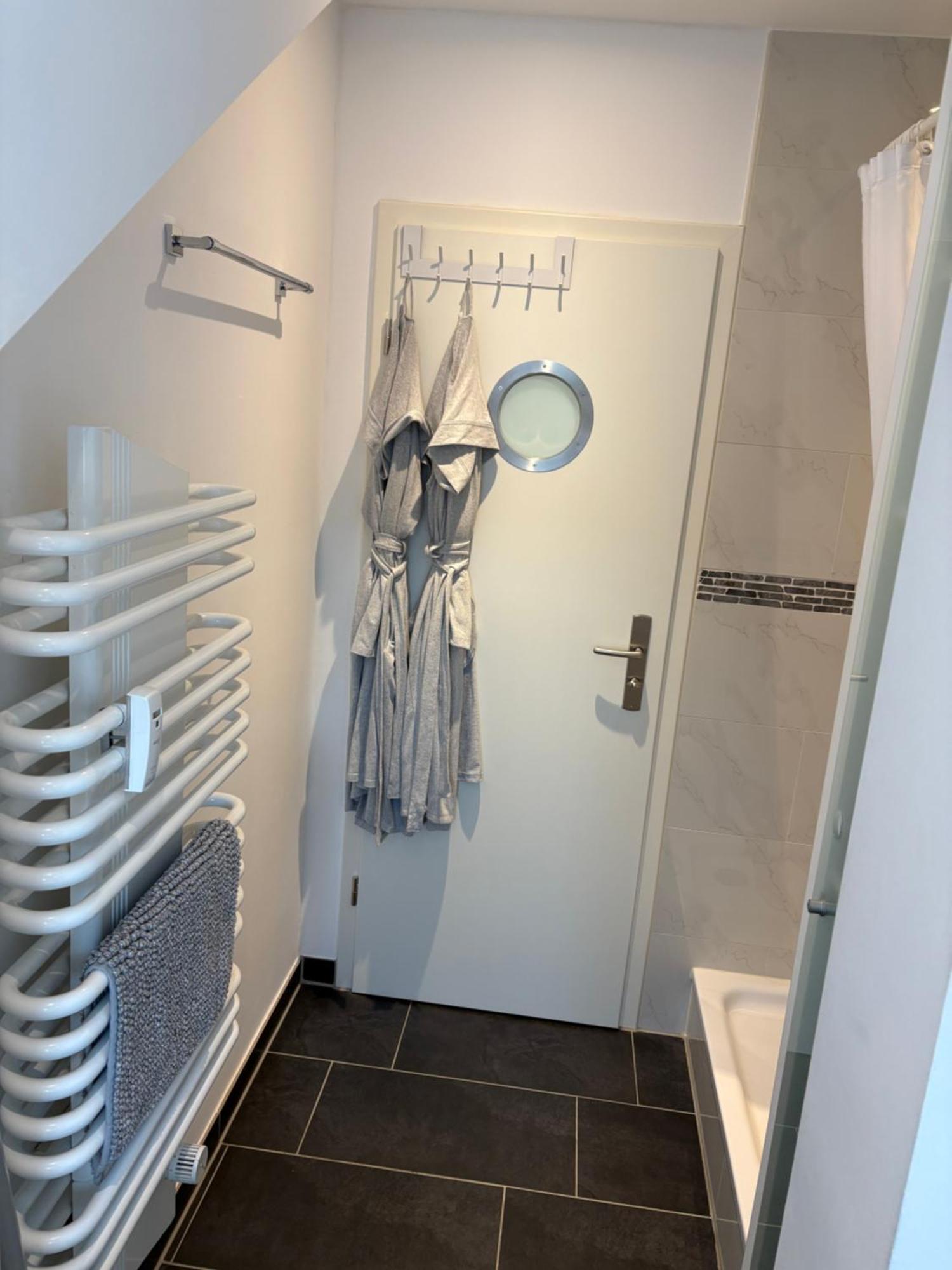 Grosse Gemuetliche Ferienwohnung Mit Klimaanlage, Parkplatz Inklusive Top ! Fuerth Luaran gambar