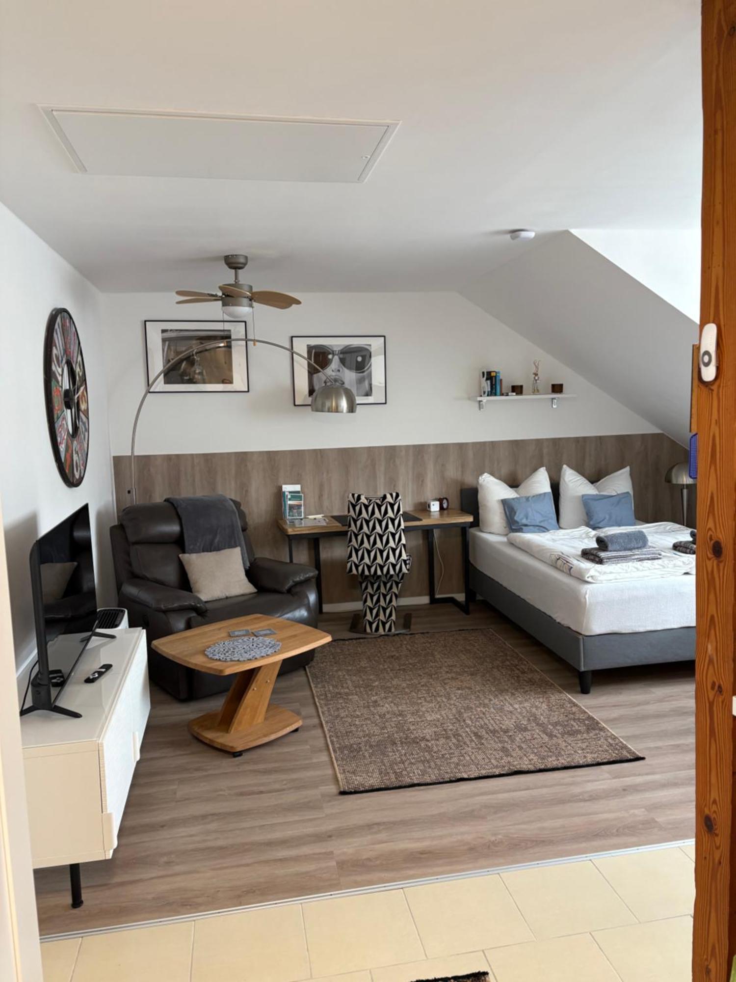 Grosse Gemuetliche Ferienwohnung Mit Klimaanlage, Parkplatz Inklusive Top ! Fuerth Luaran gambar