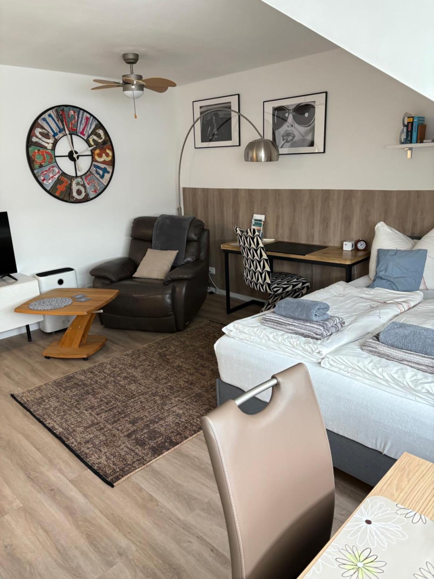 Grosse Gemuetliche Ferienwohnung Mit Klimaanlage, Parkplatz Inklusive Top ! Fuerth Luaran gambar